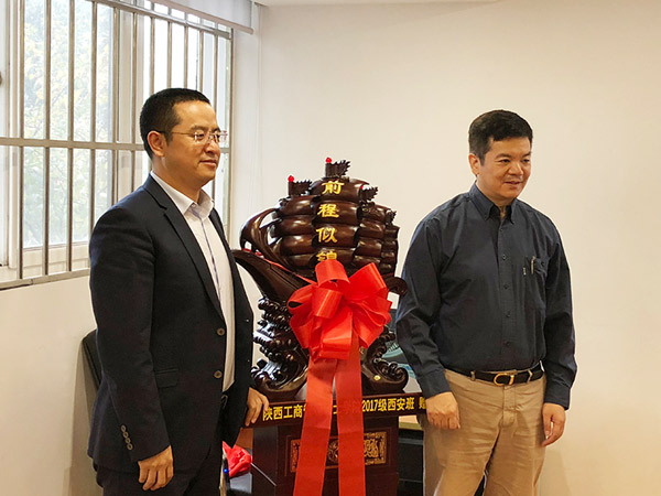 陜西工商管理學(xué)院MBA班企業(yè)家團(tuán)隊(duì)赴萬威機(jī)械參觀考察